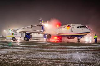 Katowice Airport. Odladzanie samolotów na lotnisku w Pyrzowicach 