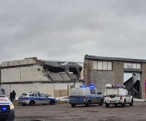 Trwa akcja ratownicza na terenie dawnej zajezdni PKS w Mławie