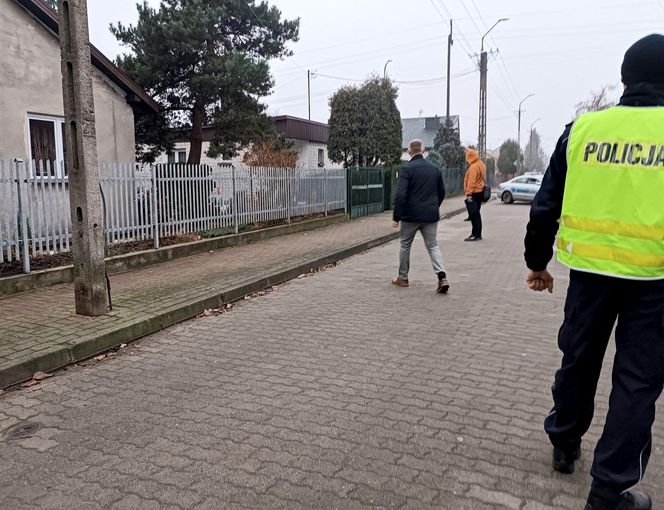 Sąsiedzi usłyszeli strzał, ciało kobiety leżało przy bramie. Nie żyje żona byłego policjanta