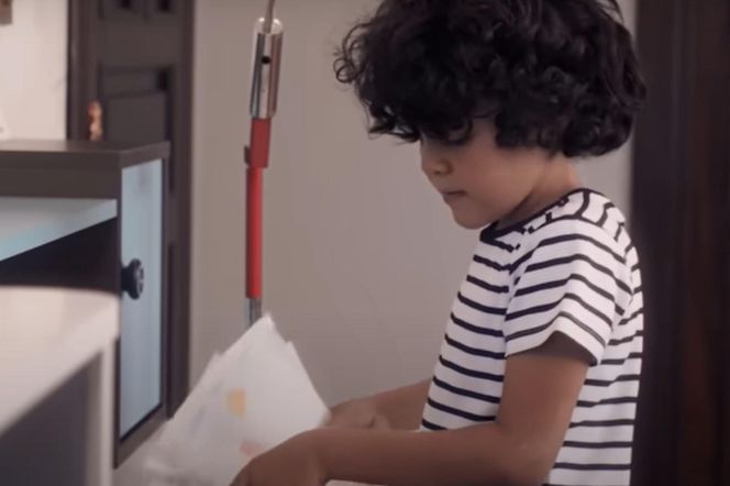 Chłopiec chowa rysunki. Boi się gniewu stryja 