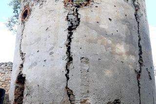 Baszta w Nowych Kicharach (gm. Dwikozy) przed remontem