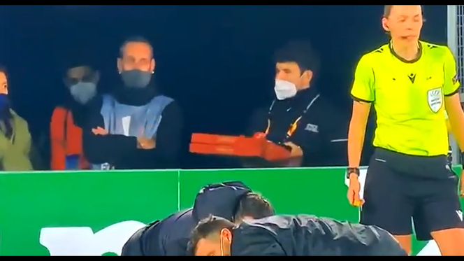 Tego jeszcze nie było! Dostawca pizzy WPAROWAŁ na stadion w środku meczu. To WIDEO stało się prawdziwym HITEM