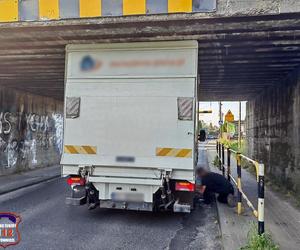 Kolejny kierowca utknął pod wiaduktem na ul. Glinczańskiej w Tychach