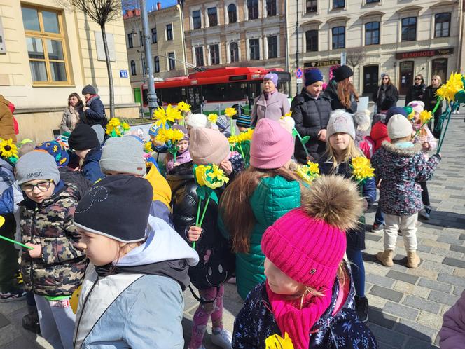 Plac przed ratuszem zakwitł. Przedszkolaki witały wiosnę [GALERIA]