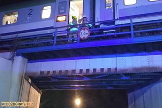 Ewakuacja pasażerów pociągu w Wielkanoc przed stacją w Bąkowie