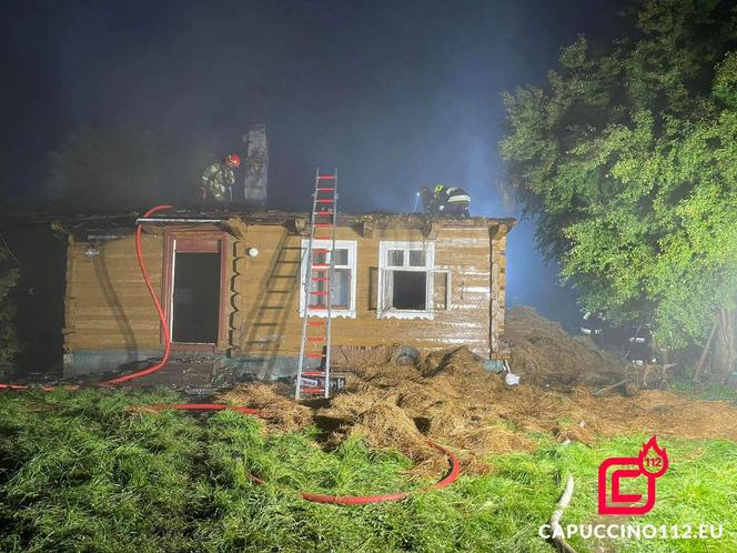 Pożar drewnianego domu pod Brzeskiem. Z ogniem walczyło blisko 30 strażaków