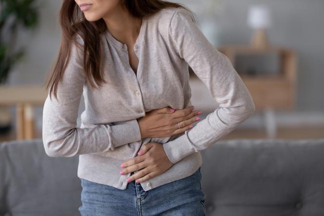 Przewlekłe zapalenie trzustki może objawiać się dokuczliwym bólem brzucha i biegunką.