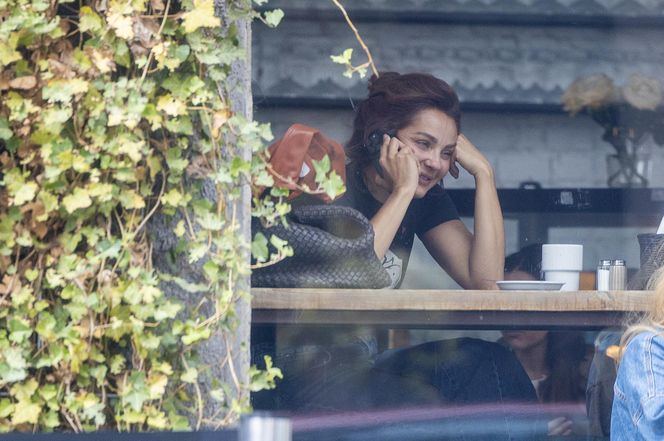 Małgorzata Socha stroi miny przy bajglu