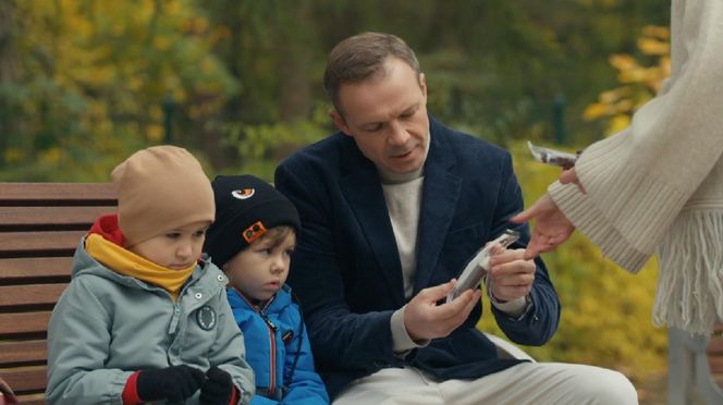 Barwy szczęścia, odcinek 3151. Dobromir (Franciszek Bukowski), Tadzio (Józio Trojanowski), Bruno (Lesław Żurek), Karolina (Marta Dąbrowska)