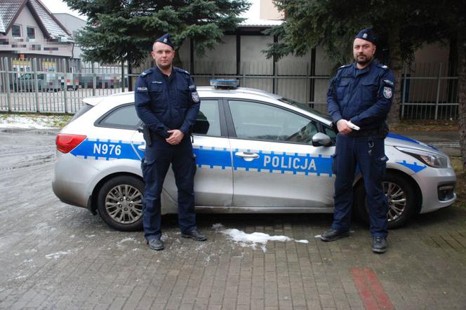 Policjanci, którzy ewakuowali pacjentów płonącego hospicjum w Chojnicach