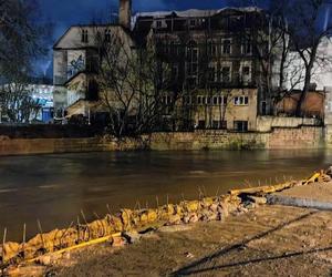 Alarm przeciwpowodziowy w powiecie kłodzkim. Rzeka wylała, są podtopienia 