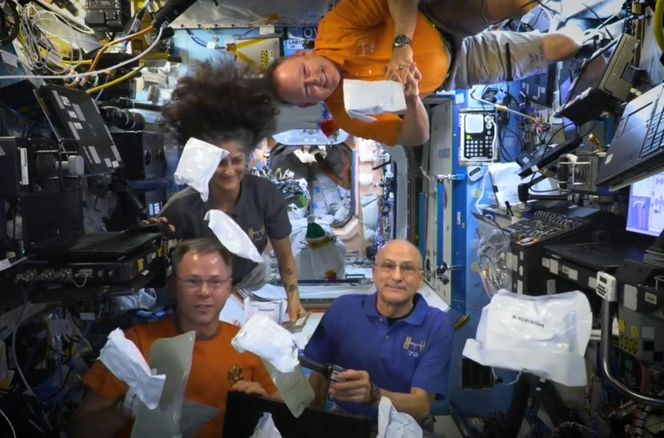 Thanksgiving astronautów bez grawitacji, ale z brukselką i wędzonym indykiem