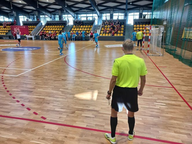 Na co dzień ratują, a dziś grają. Strażacka rywalizacja na parkiecie w Lesznie