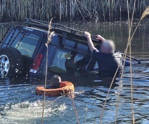 Nietrzeźwy utopił terenówkę w stawie pod Radzyminem. Potem zaczął pływać i śpiewać! Ratownicy w szoku