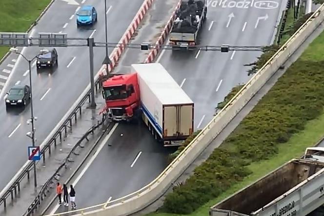 Ciężarówka wjechała w bariery i zablokowała trasę w centrum Katowic
