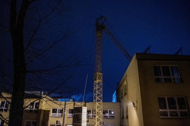 Wieliczka. Na dach podstawówki spadło ramię żurawia budowlanego