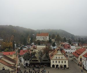 Mglisty Kazimierz Dolny w obiektywie. Miasteczko nad Wisłą przyciąga turystów nawet późną jesienią