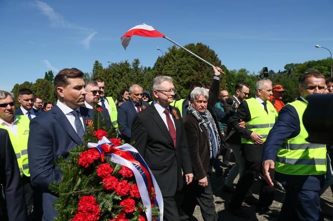 ambasador Rosji przed Cmentarzem-Mauzoleum Żołnierzy Radzieckich