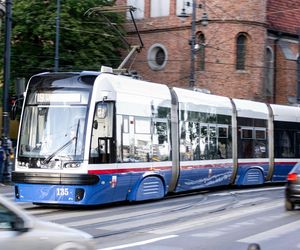 Tramwaj wykoleił się i huknął w budynek! Ogromne utrudnienia w ruchu. Wypadek w Bydgoszczy