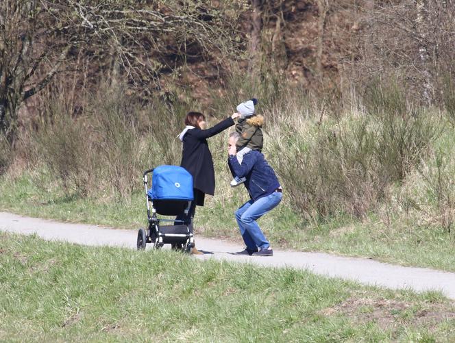 Wałęsa na spacerze z córką