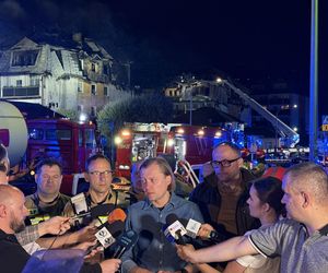 Pożar w Ząbkach. Strażacy przeszukują pogorzelisko