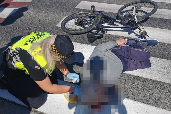 Rowerzysta uderzył głową w asfalt. Dramatycznie wyglądający wypadek w Białymstoku