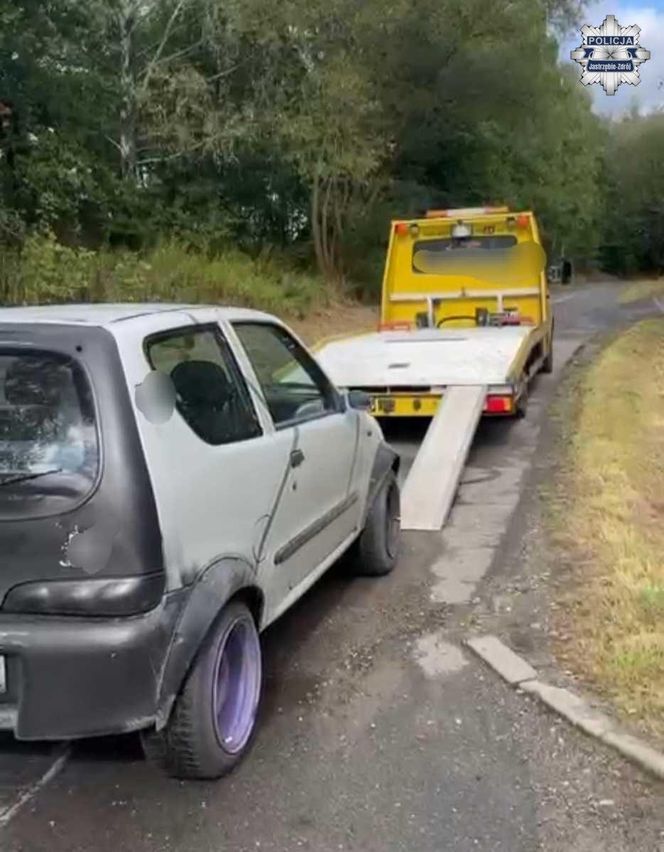Jastrzębie-Zdrój: 18-latek z prawkiem na traktor jechał zdezelowanym fiatem. "Fatalny" to delikatne określenie