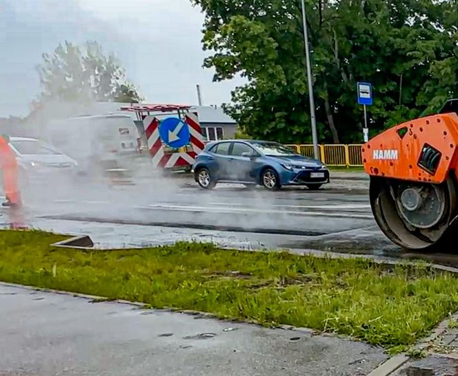 Robotnicy pracują w ulewę