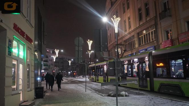 Świąteczne iluminacje w Olsztynie zachwycają. Prawdziwą „gwiazdą” jest choinka na starówce [ZDJĘCIA]