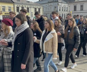 Maturzyści z Nowego Sącza zatańczyli poloneza na Rynku 