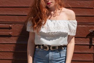 Wiosną i latem nosimy romantyczne bluzki boho. Z czym je łączyć? 