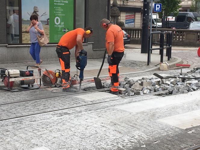 Trwa naprawa torowiska na Wybickiego w Grudziądzu