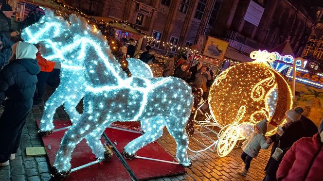 Toruński Jarmark Bożonarodzeniowy wieczorową porą