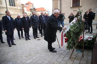 Msza na Wawelu w intencji ofiar. Kaczyński poruszał się o lasce