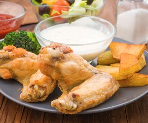 Smażone skrzydełka kurczaka: prosty przepis na danie z frytkownicy