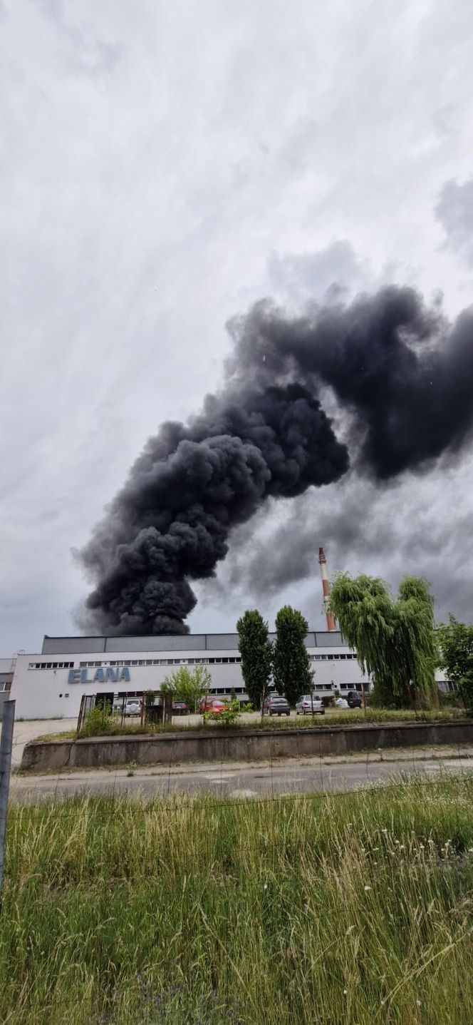 Pożar składowiska opon w Toruniu. Dym widoczny z daleka
