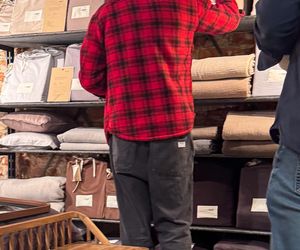 Maciej Zakościelny głaszcze kołdrę po rozwodzie