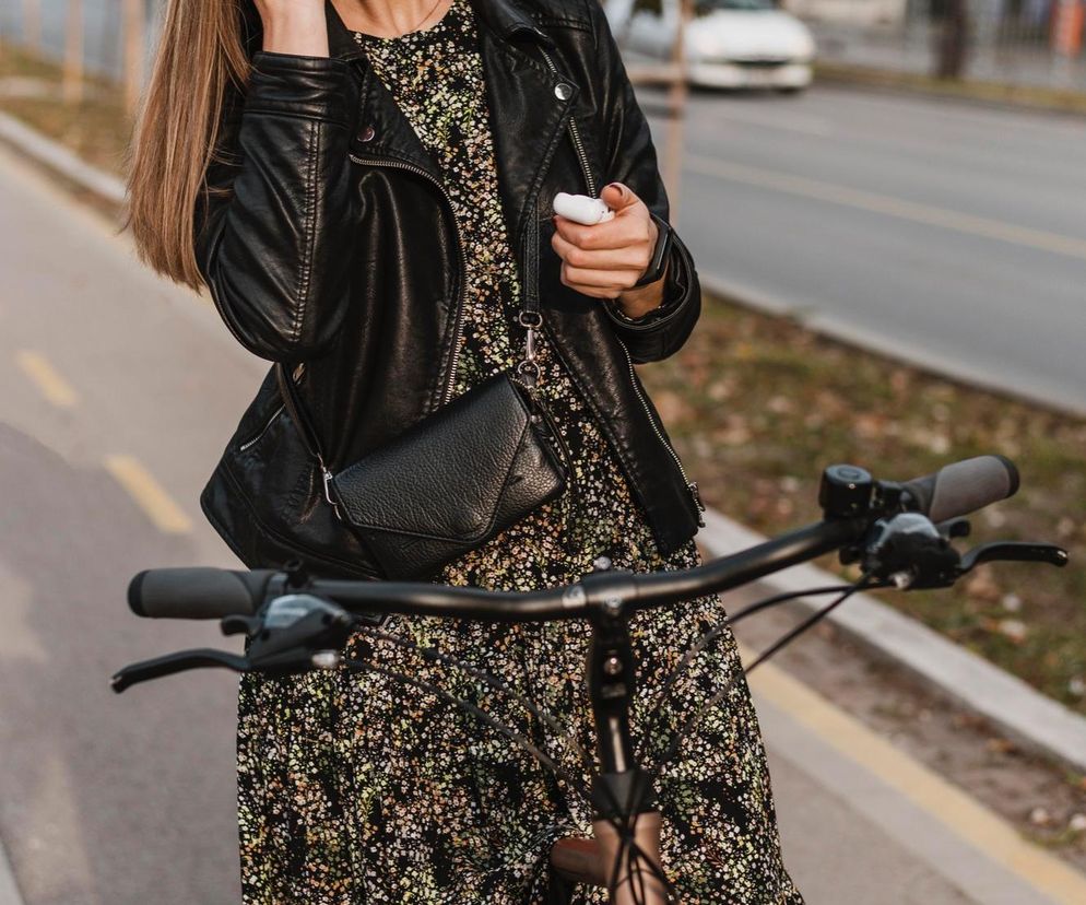 Wiosną łączymy romantyczne sukienki z elementami motocyklowymi. Moto boho to najmodniejszy styl nadchodzącego sezonu! 