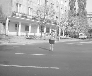 Milicjantka Helena Mikołajczyk na posterunku przy ul. Boya-Żeleńskiego w Warszawie