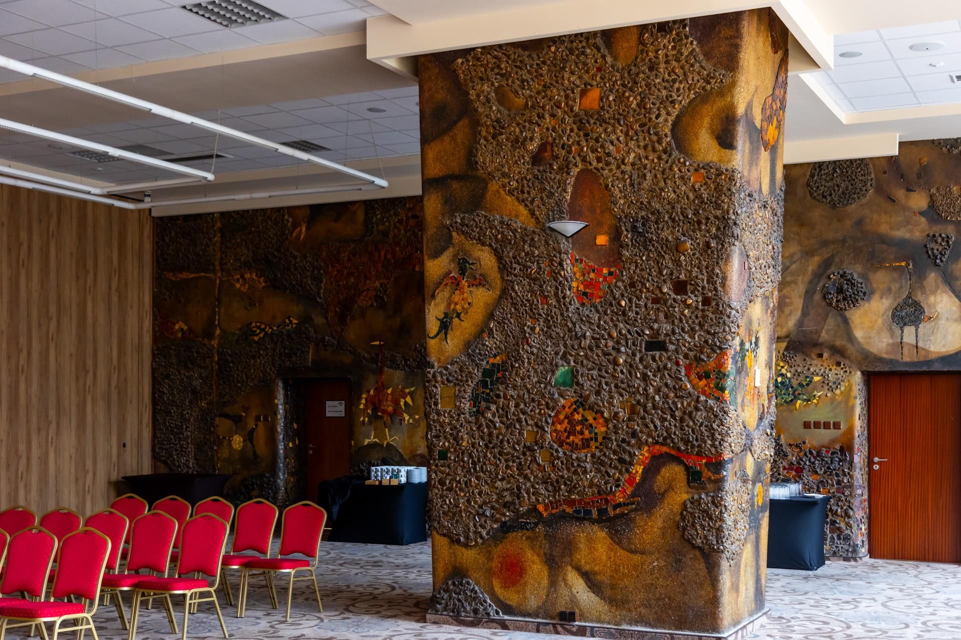 Mozaiki Rechowiczów w warszawskim Domu Chłopa - zobacz zdjęcia. Dziś mieści się tu Hotel Gromada