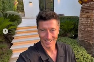 Blondynek z Barcelony. Lewandowski kopiuje Pazurę?