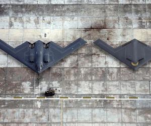 Widok z góry B-21 Raider (po prawej) obok B-2 Spirit (po lewej)