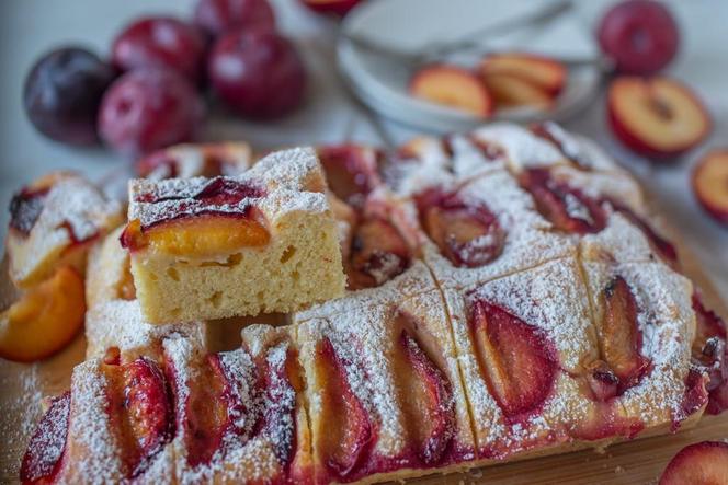 Babcine ciasto ze śliwkami: smak dzieciństwa, który wraca co lato