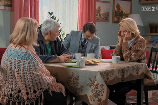 Barwy szczęścia, odc. 2457: Bożena (Marieta Żukowska) i Bruno (Lesław Żurek), Amelia (Stanisława Celińska), Tomasz (Kazimierz Mazur) 