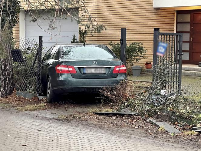 Wjechał w ogrodzenie na Białołęce. Prowadził bez uprawnień