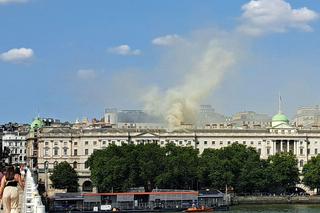 Pożar Somerset House w Londynie. Z żywiołem walczy ponad 120 strażaków