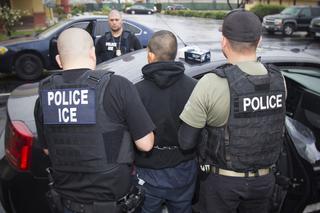 Więzienia imigracyjne przepełnione, ale… deportacji mniej niż za Obamy