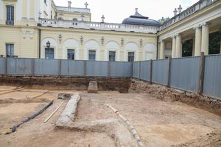 Odkryto kilka tysięcy zabytków na dziedzińcu Pałacu Branickich w Białymstoku [ZDJĘCIA]