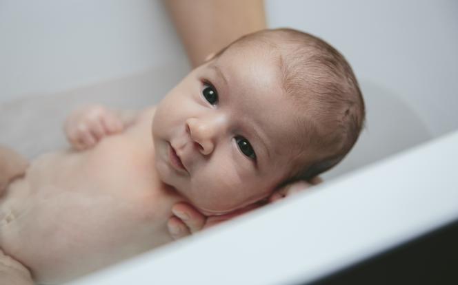 Pierwsza kąpiel noworodka: 7 ważnych zasad