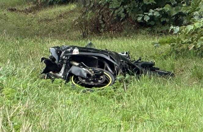 Tragedia pod Pruszkowem! Huknął motocyklem w osobówkę. Na ratunek nie było szans